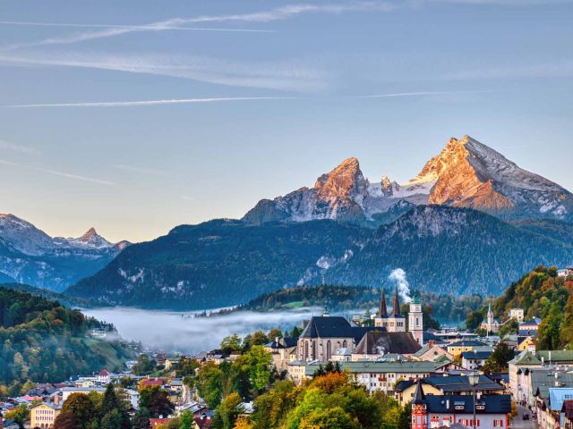 Eindrucksvolles Panorama: Berchtesgaden und der Watzmann 