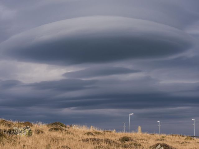 Nur eine Wolke, aber am Himmel wird auch noch Anderes entdeckt. 