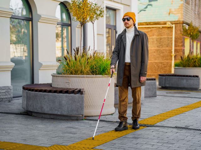 Blindenleitsysteme ermöglichen eine selbständige Mobilität. 