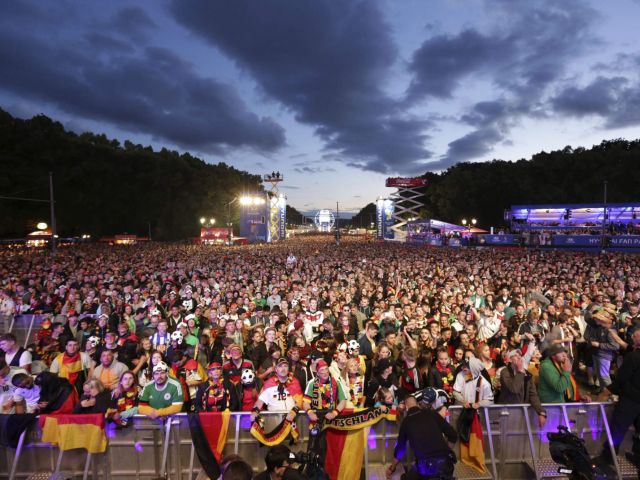 Fans vor dem Brandenburger Tor 