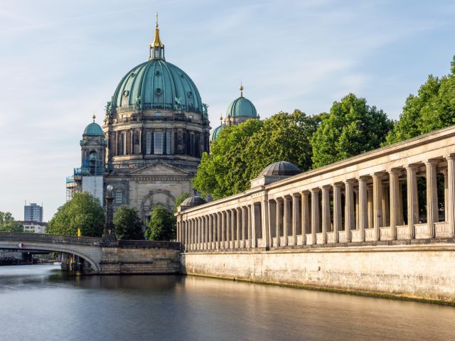 Spree umfließt die Museumsinsel.