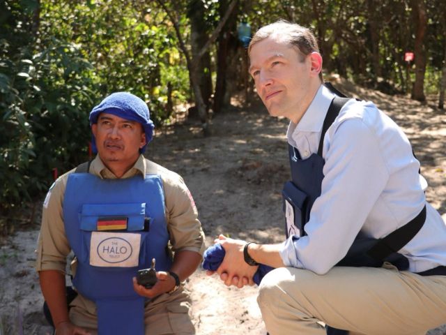 Kambodscha: Eike Hesselbarth (rechts) vom Auswärtigen Amt spricht mit einem Mitarbeiter der Nichtregierungsorganisation The HALO Trust. 