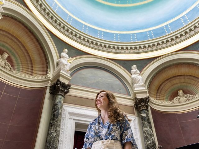 Stefanie Meisgeier im Kuppelsaal der Alten Nationalgalerie 