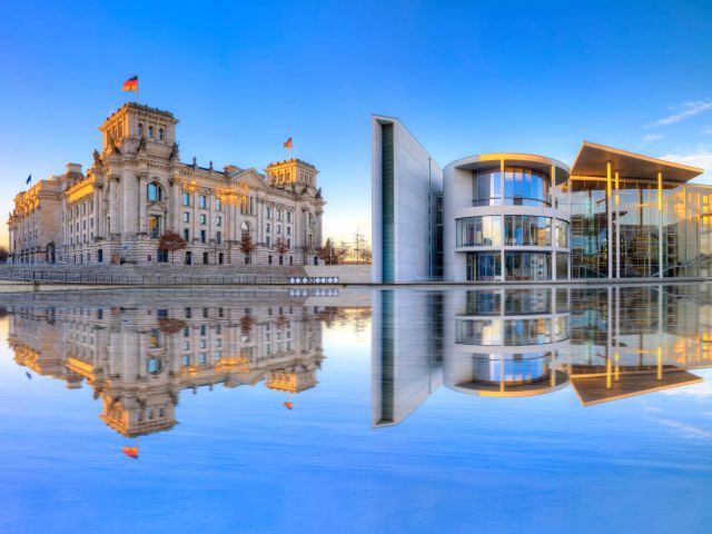 Blick auf die Spree, Reichstagsgebäude und Bundeskanzleramt