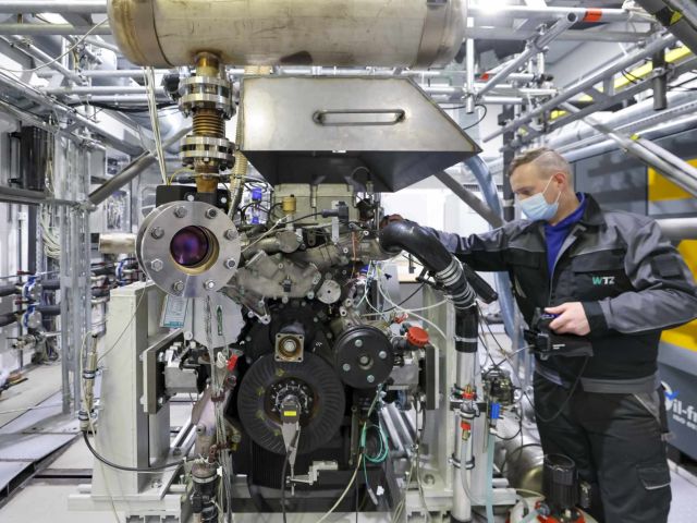 Ein modifizierter Lkw-Motor wird auf Wasserstoffbetrieb getestet.