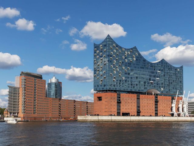 Hanseatic Trade Center und Elbphilharmonie in Hamburgs HafenCity 