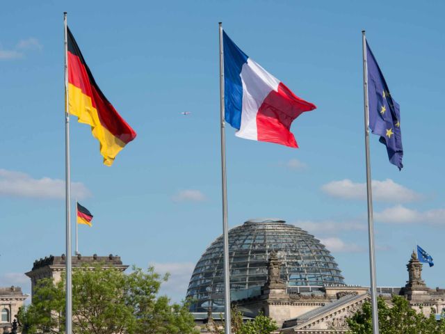 Die Flaggen Deutschlands und Frankreichs vor dem Reichstagsgebäude 