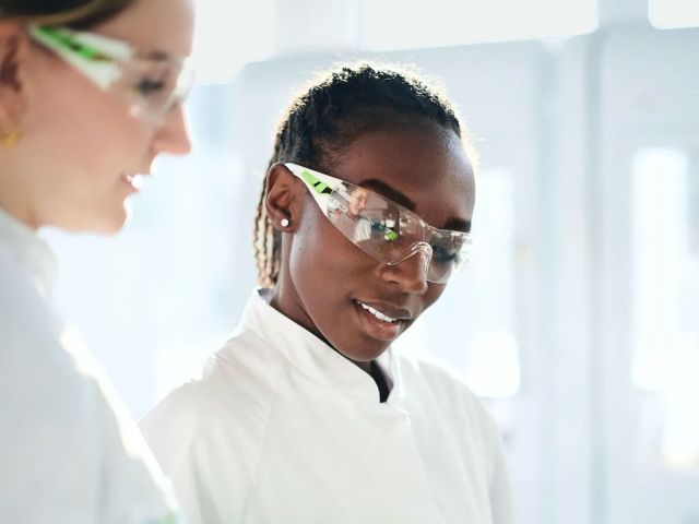 zwei Wissenschaftlerinnen