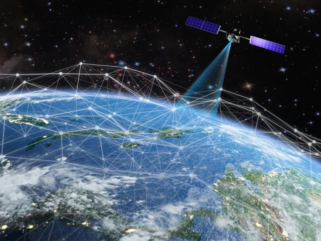 Satellit im Weltall sendet Signale zur Erde.