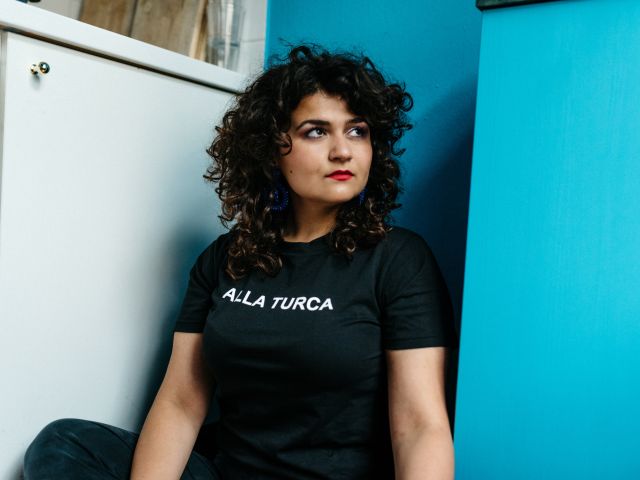Pınar Karabulut engagiert sich für Vielfalt am Theater.
