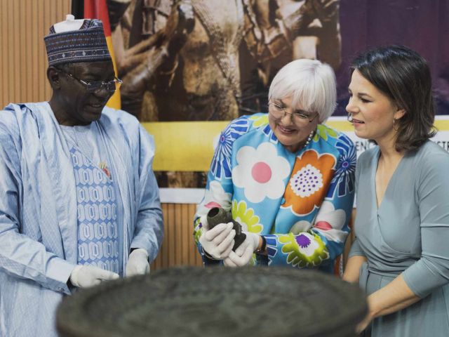 Annalena Baerbock und Claudia Roth übergeben in Abuja die ersten Benin-Bronzen an Minister Lai Mohammed. 