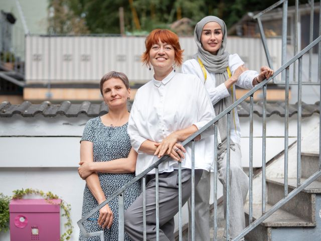 Starkes Team: Geschäftsführerin Claudia Frick (M.) mit den Schneiderinnen Tetiana Korenivska (l.) und Reyhane Heidari