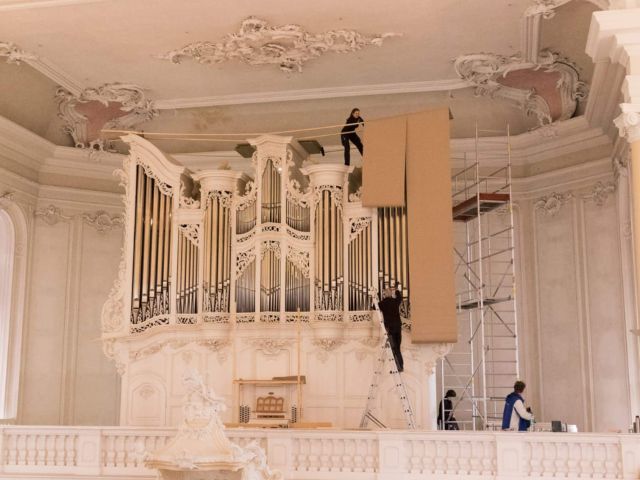 „Orgelbau Mayer“ wartet die Orgel in der Saarbrücker Ludwigskirche. 