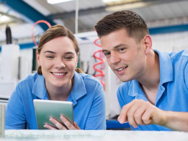 Auszubildende in einem Industriebetrieb 