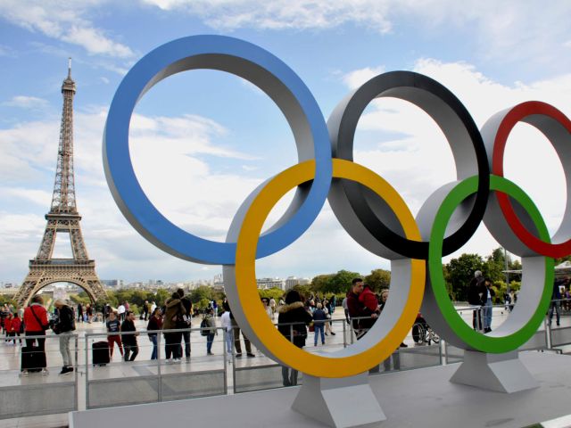 Die olympischen Ringe vor dem Eiffelturm in Paris 