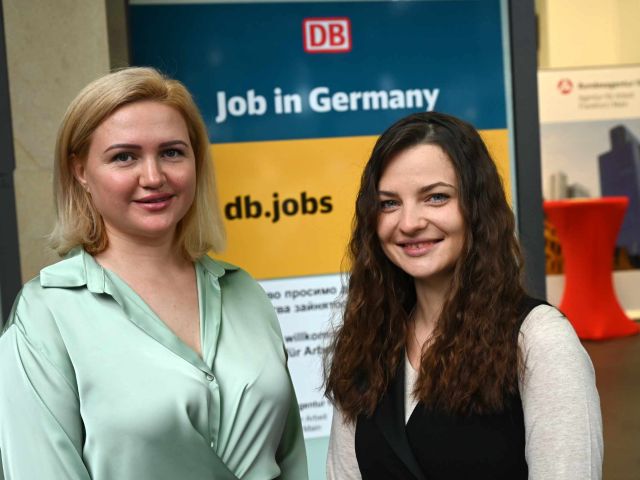 Zwei Ukrainerinnen bei einer Jobberatung 