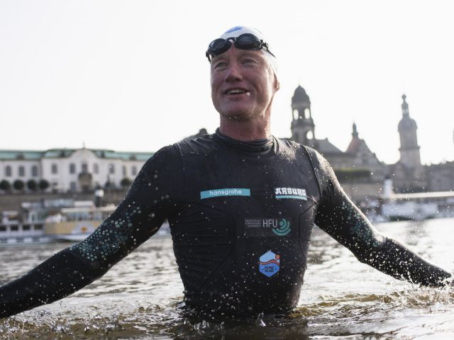 Andreas Fath beim Durchschwimmen der Elbe 2024 