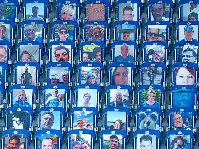 Fotos von Fans statt Zuschauern im Stadion