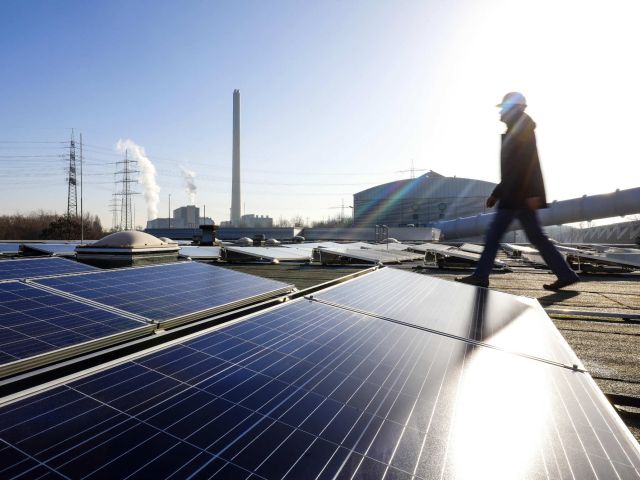 Photovoltaikanlage auf einem Industriegebäude im Ruhrgebiet 
