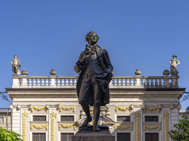 Das Goethedenkmal auf dem Naschmarkt in Leipzig 