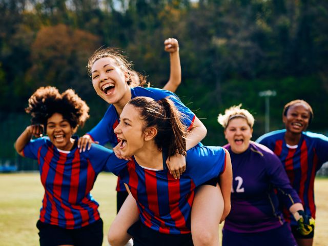 Rund 2,2 Millionen junge Menschen in Deutschland spielen Fußball. 