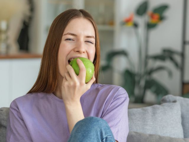 „In den sauren Apfel beißen“ 