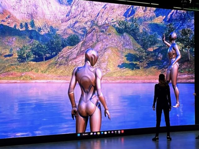 Live-Avatare auf einer LED-Wand.