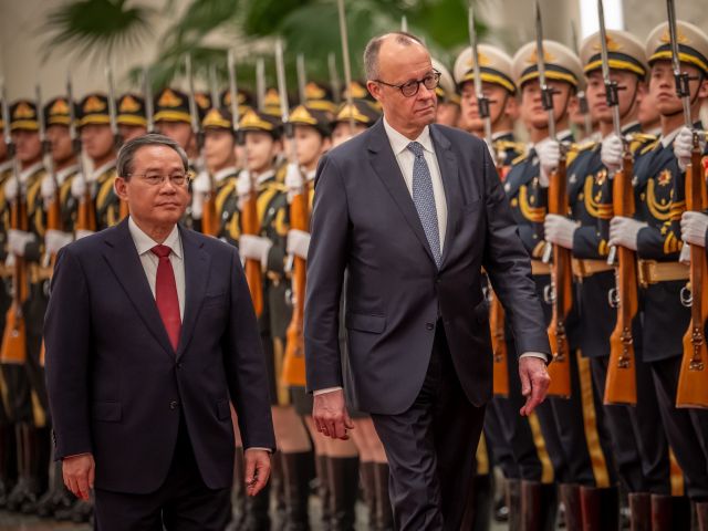 Chinas Ministerpräsident Li Qiang begrüßt Bundeskanzler Friedrich Merz in Peking mit militärischen Ehren.