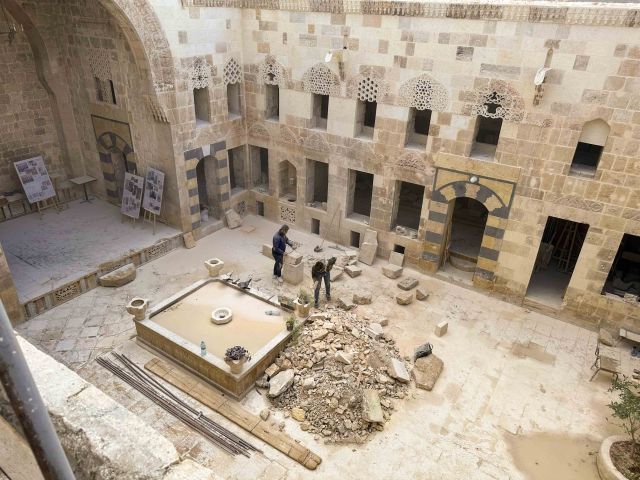 Handwerker arbeiten im Innenhof von Beit Wakil in Aleppo.
