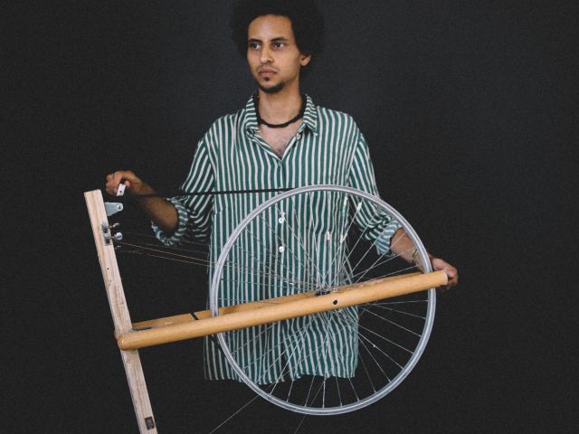 Musiker Eyal el Wahab baut Instrumente aus Abfällen.