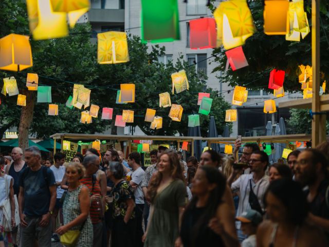 Impressionen vom Auftakt der Lampionfeste, die initiiert vom Deutschen Architektur Museum im Jahr 2025 auf dem Paulsplatz in Frankfurt stattfanden.