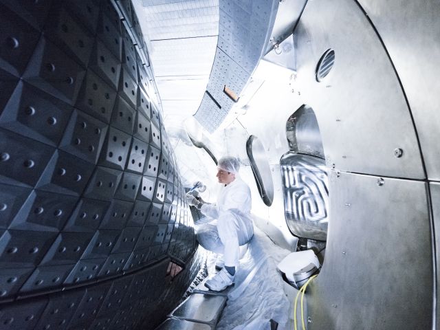 Montagearbeiten im Inneren eines Kernfusionsreaktors