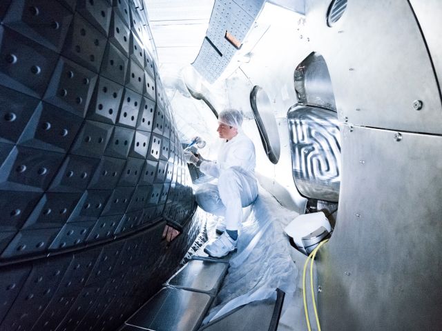 Montagearbeiten im Inneren eines Kernfusionsreaktors
