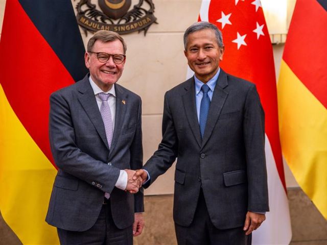 Johann Wadephul und Vivian Balakrishnan (r), Außenminister von Singapur.