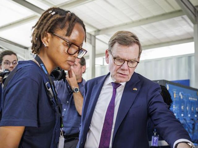 Außenminister Wadephul im Gespräch mit Auszubildenden bei der Firma Krones in Kenia 