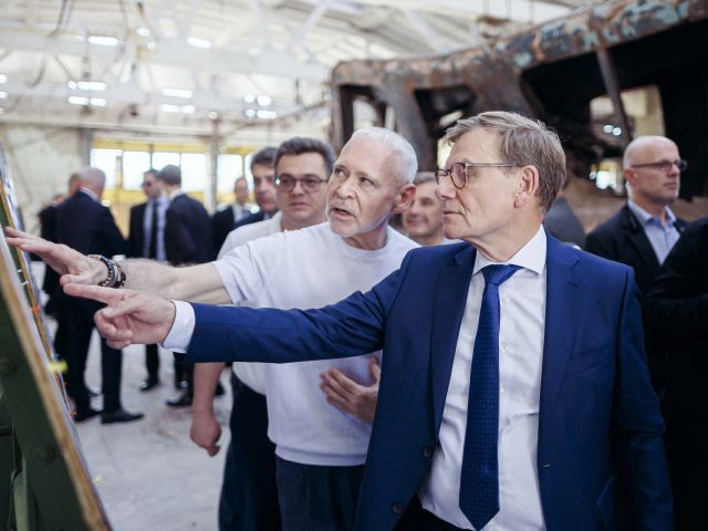 Außenminister Wadephul zeigt auf etwas.