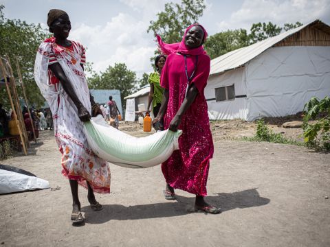 Kein Raum für Trauer: Diese Südsudanesin muss ihre verbliebenen Familienmitglieder versorgen. 