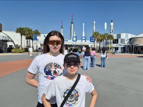 Cosma und ihr Bruder Jesco am Kennedy Space Center der NASA in den USA