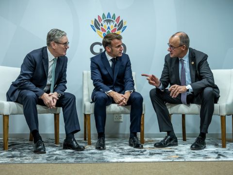 Die europäischen Staaten rücken näher zusammen. Hier Bundeskanzler Merz (r) mit Frankreichs Präsident Macron (M) und Großbritanniens Premierminister Starmer