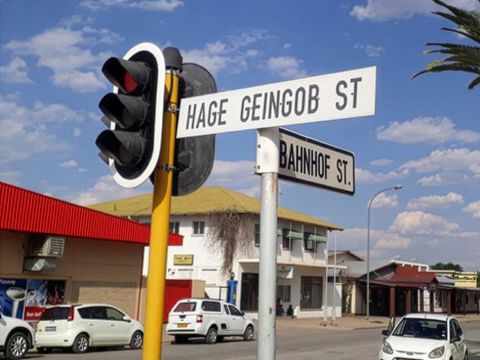 In Namibia finden sich vereinzelt noch Straßenschilder mit deutschen Bezeichnungen.