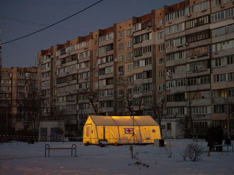 Nach einem Stromausfall bietet ein beheiztes Zelt in einem ukrainischen Wohngebiet Schutz vor der Kälte. 