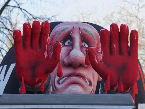 Putin als Sträfling mit Blut an den Händen: Einer der Karnevalswagen von Jacques Tilly 2025.