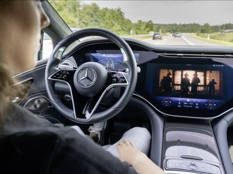Mit dem Drive Pilot von Mercedes-Benz kann das Auto bis 95 km/h automatisiert fahren.