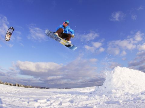 Tricks in windiger Höhe: ein Snowkiter an der Wasserkuppe in Hessen