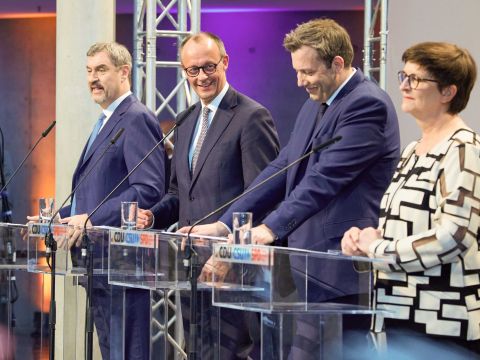 Die Spitzen von Union und SPD erläutern den Koalitionsvertrag.