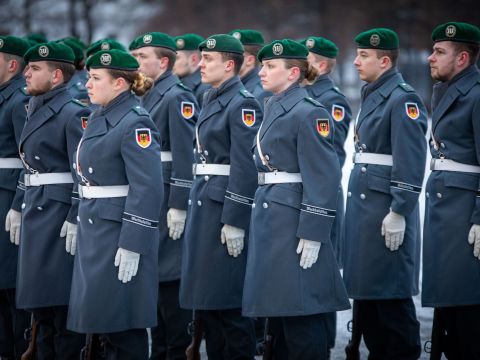 Soldaten und Soldatinnen des Wachbataillons der Bundeswehr, aufgenommen im Rahmen eines Empfangs mit militaerischen Ehren auf dem Hof des Bundesministerium der Verteidigung, Berlin, 28.01.2026.