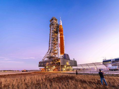 Die SLS-Rakete der NASA mit der Orion-Kapsel auf der Startrampe für die Artemis-II-Mission