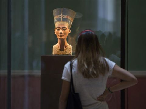 Büste der Nofretete im Nordkuppelsaal des Neuen Museums  