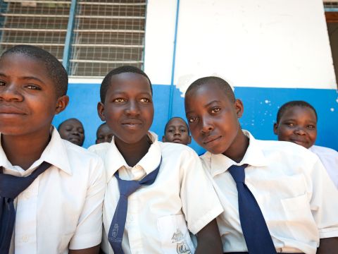 Entwicklungszusammenarbeit: afrikanische Kinder in der Schule