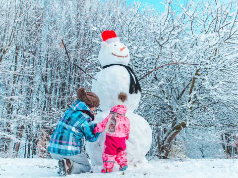 Glücksort im Winter: der frisch eingeschneite Park